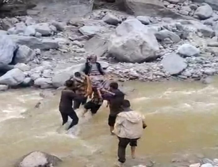 उत्तरकाशी में बारिश का कहर: सड़कें बंद, मरीजों को डंडी-कंडी से अस्पताल पहुंचाने वाले ग्रामीण