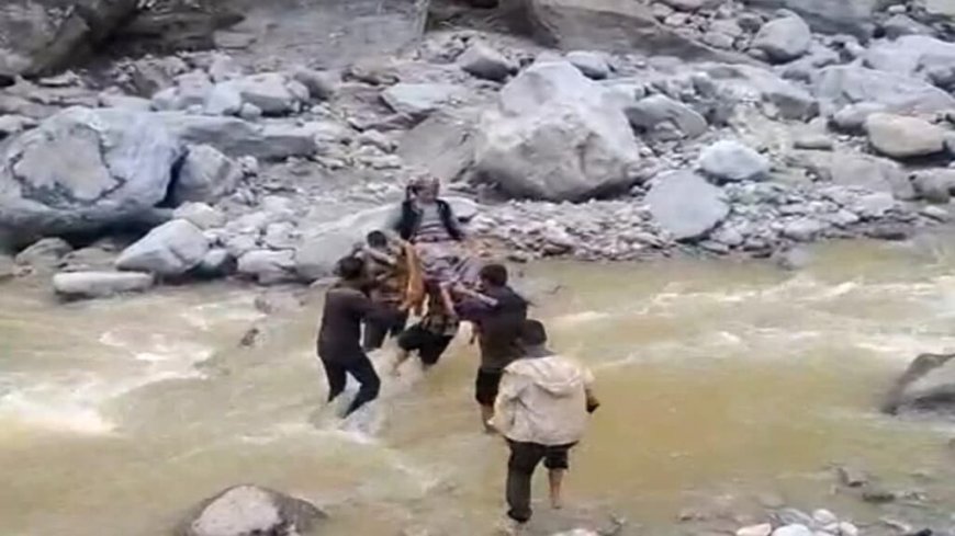उत्तरकाशी में बारिश का कहर: सड़कें बंद, मरीजों को डंडी-कंडी से अस्पताल पहुंचाने वाले ग्रामीण