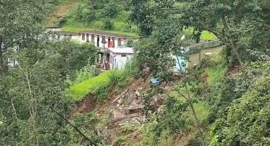 रुद्रप्रयाग में बारिश और भूस्खलन का कहर: 10 परिवारों ने पलायन किया