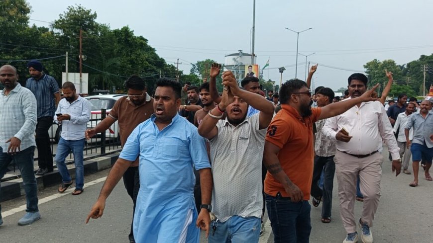 रुद्रपुर में वाल्मीकि समाज का उग्र प्रदर्शन, गिरफ्तारी की मांग को लेकर हाईवे जाम; प्रशासन को दी चेतावनी