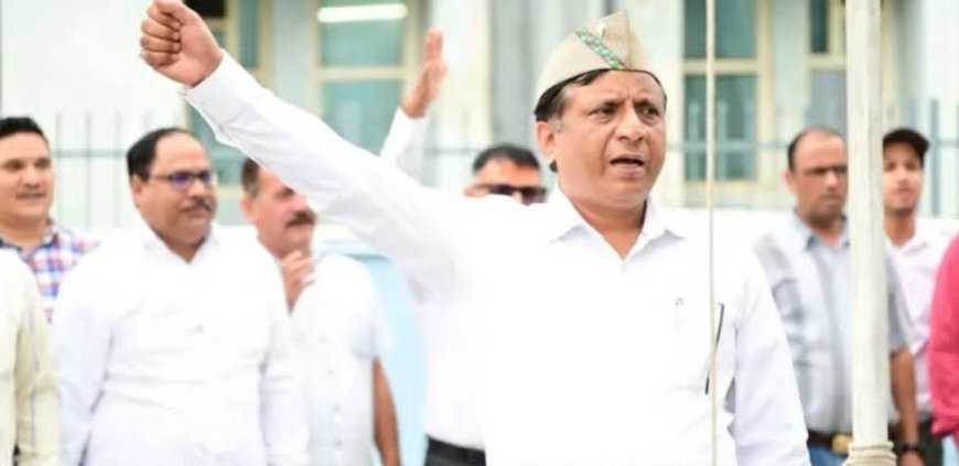 DG बंशीधर तिवारी ने सूचना निदेशालय में किया ध्वजारोहण, राष्ट्र की एकता-अखंडता के प्रति दिलाया संकल्प…