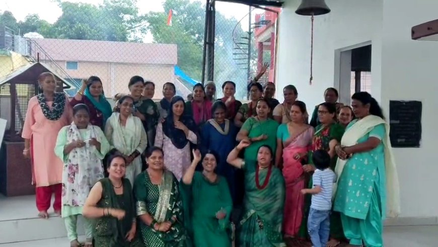 थानी गांव की महिलाओं ने नशे के खिलाफ उठाया कदम, लाठी-डंडों के साथ किया पहरा