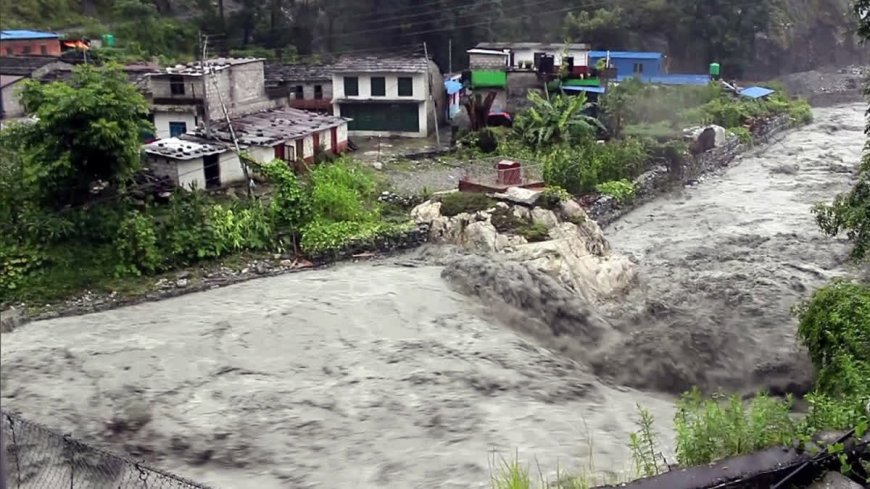 तिब्बत से आई बाढ़ ने मचाई तबाही, नेपाल में 105 भारतीय सहित 384 लोग लापता