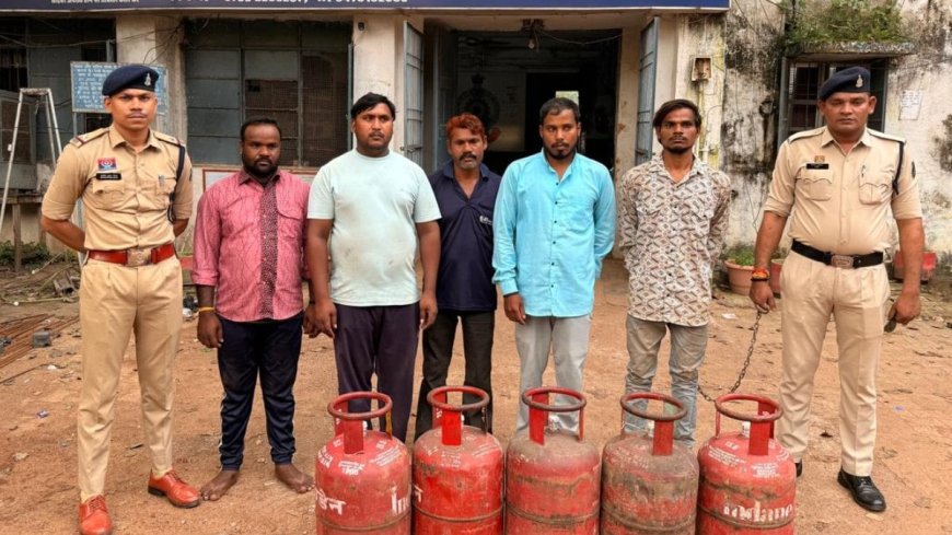 CG News: खड़ी गाड़ी से 36 भरे सिलेंडर चोरी, 2-2 हजार रुपये में बेचे, पुलिस ने 8 आरोपियों को दबोचा