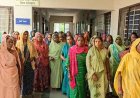 अवैध शराब के खिलाफ आदिवासी महिलाओं का संघर्ष: आबकारी दफ्तर का घेराव और ज्ञापन सौंपा