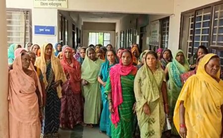 अवैध शराब के खिलाफ सड़क पर उतरीं आदिवासी महिलाएं: आबकारी दफ्तर का किया घेराव, सौंपा ज्ञापन