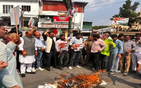 उत्तराखंड में कांग्रेस का 'वोट बचाओ, देश बचाओ' अभियान: ज्ञानेश कुमार के खिलाफ चल रही प्रतीकात्मक शव यात्रा