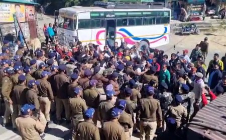 Gairsain Assembly Session के पहले दिन बवाल, जंगलचट्टी में प्रदर्शनकारियों पर वाटर कैनन का इस्तेमाल; कई हिरासत में
