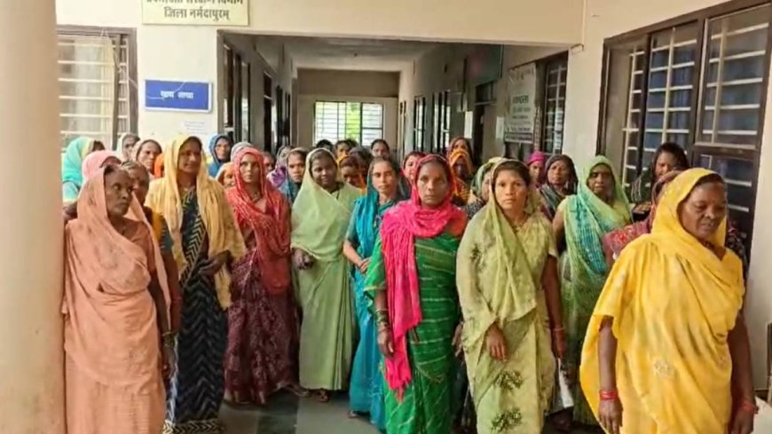 अवैध शराब के खिलाफ सड़क पर उतरीं आदिवासी महिलाएं: आबकारी दफ्तर का किया घेराव, सौंपा ज्ञापन