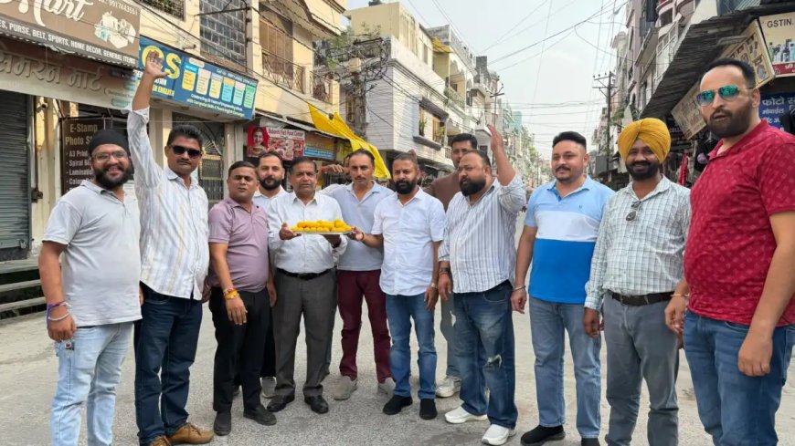रुद्रपुर: किच्छा-सिरौलीकलां में 7 अक्टूबर को मतगणना की तय तिथि पर कांग्रेसियों ने उत्सव मनाया, बांटे लड्डू