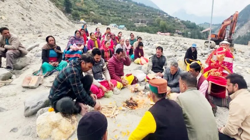 धराली आपदा में दबे प्राचीन कल्प केedar मंदिर की खोज, नवरात्रि पर ग्रामीणों ने की खुदाई