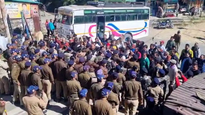 Gairsain Assembly Session के पहले दिन बवाल, जंगलचट्टी में प्रदर्शनकारियों पर वाटर कैनन का इस्तेमाल; कई हिरासत में